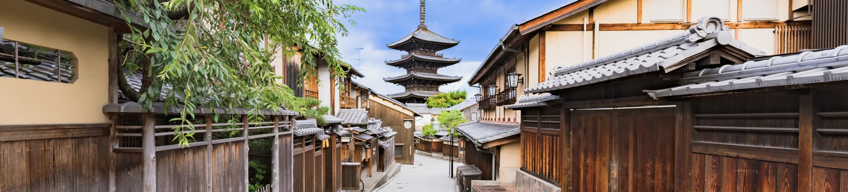八坂の塔を望む京都の街並み